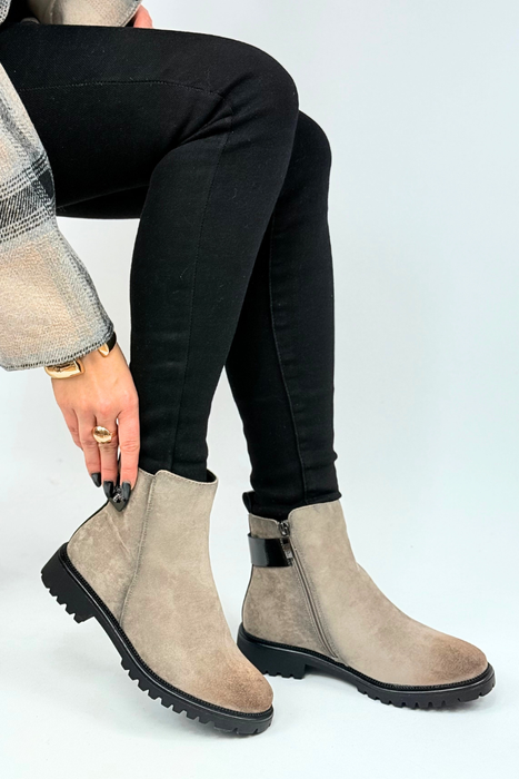 Чорні жіночі ботильйони на шнурівці