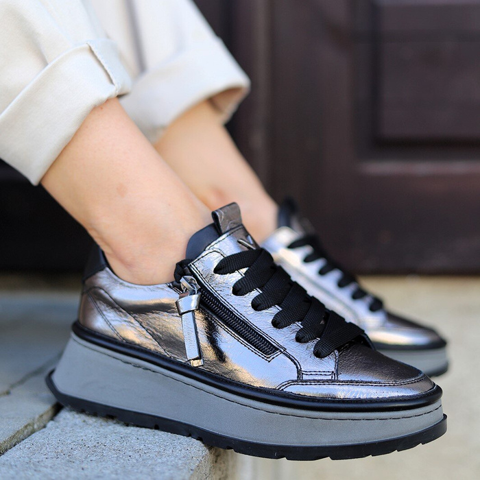 Платинові шкіряні кросівки на танкетці Boccato