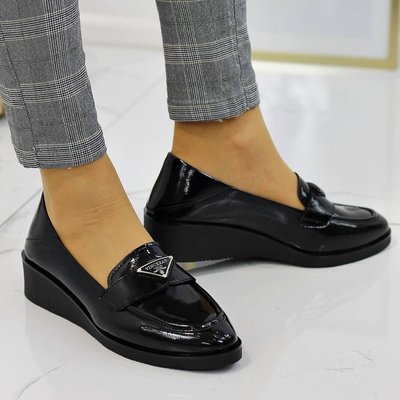 Lakierowane półbuty damskie na koturnie Vinceza