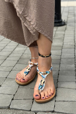 Beżowo niebieskie sandały japonki z ozdobą Artiker