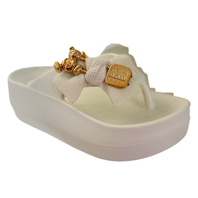 Білі шльопанці з золотими аплікаціями 