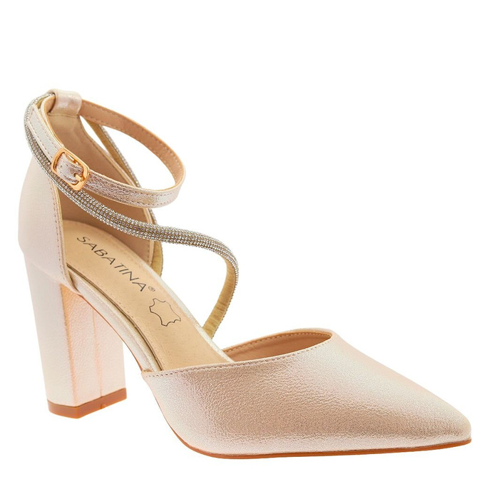 Złote czółenka na słupku z ozdobnym paskiem