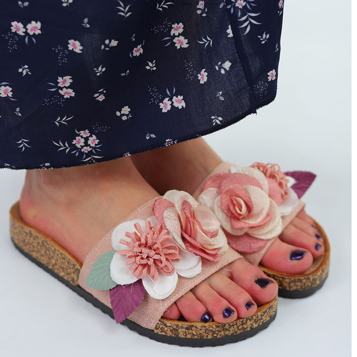 Рожеві шльопанці Evento з декоративною квіткою