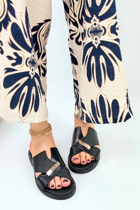 Czarne klapki damskie ze złotym detalem płaskie