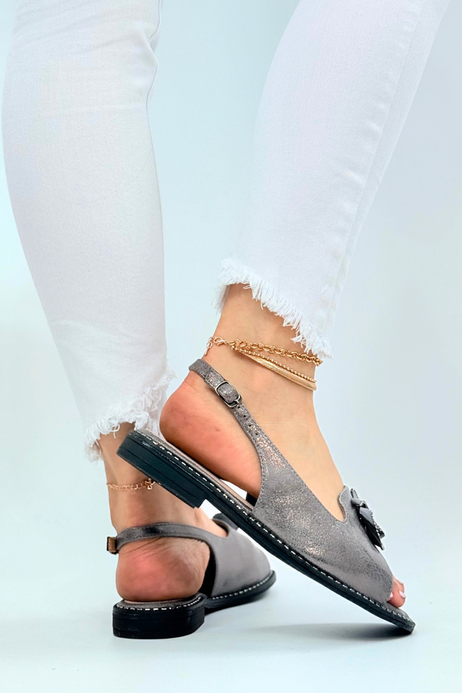 Platynowe sandały z ozdobną różą płaskie 