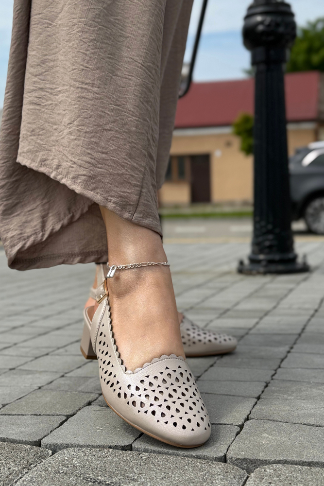 Beżowe czółenka ażurowe na klocku