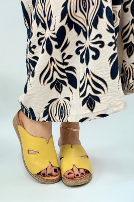 Бежеві поролонові шльопанці з аплікаціями