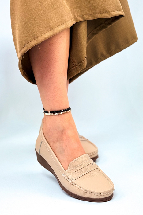 Beżowe mokasyny damskie ze skóry naturalnej
