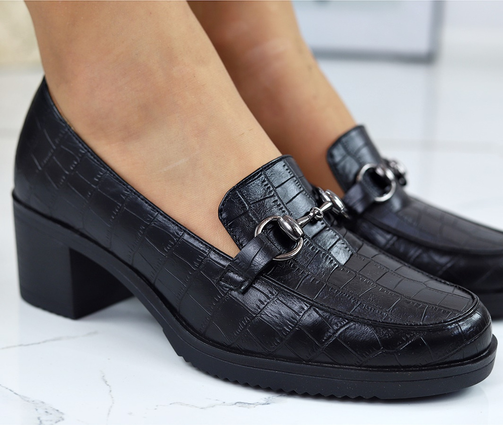 Чорні туфлі на високих підборах з тваринним візерунком від Vinceza