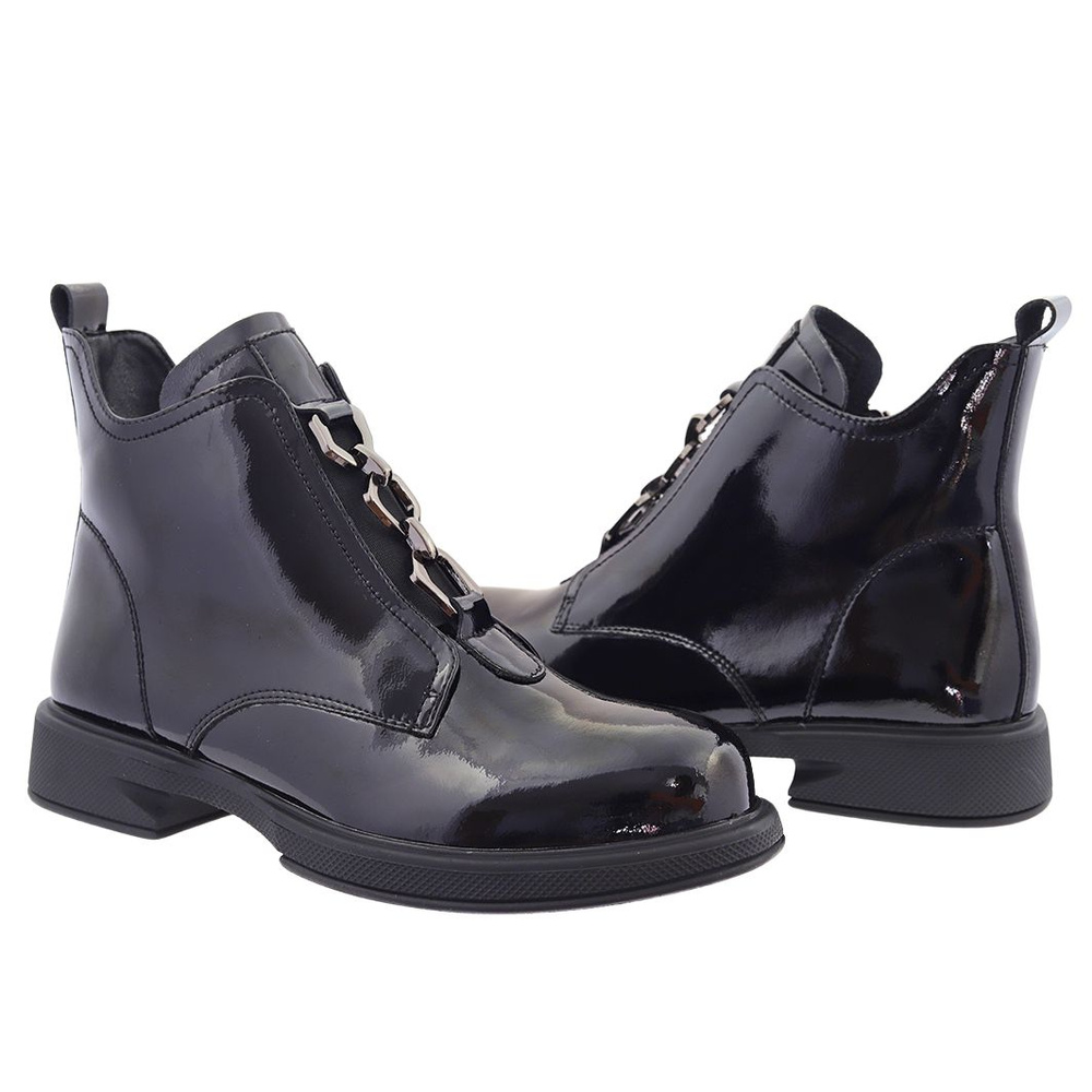 Жіночі лаковані чоботи на плоскому ходу з декором 