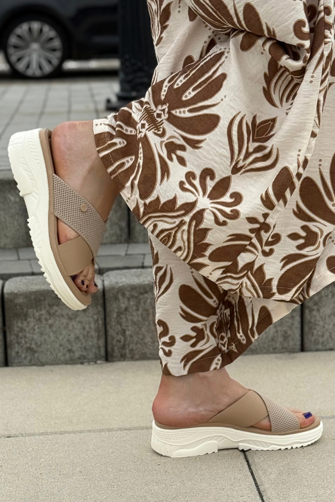 Lekkie beżowe klapki na koturnie z platformą