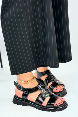 Czarne skórzane lakierowane sandały płaskie Artiker