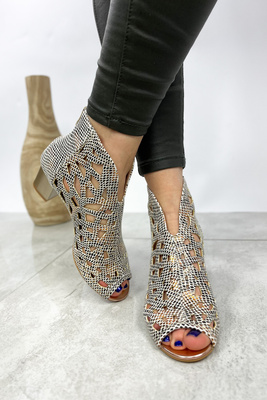 Beżowe botki ażurowe z motywem skóry węża z zamkiem na pięcie