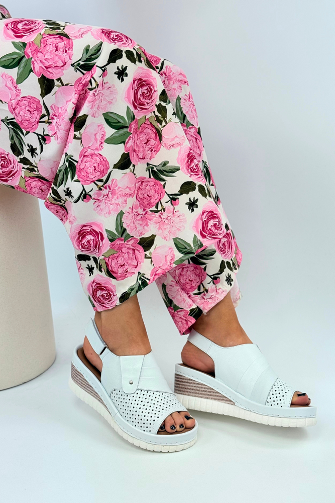 Białe sandały ażurowe na koturnie z platformą na rzep