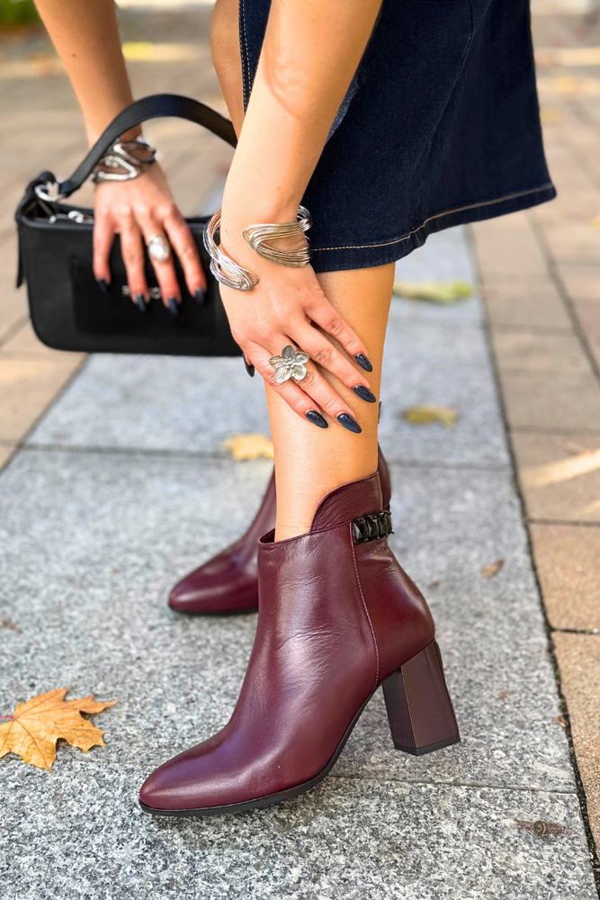 Чорні замшеві ботильйони на блискавці ззаду