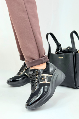 Sneakersy damskie na koturnie z platformą ze złotymi akcentami czarne 