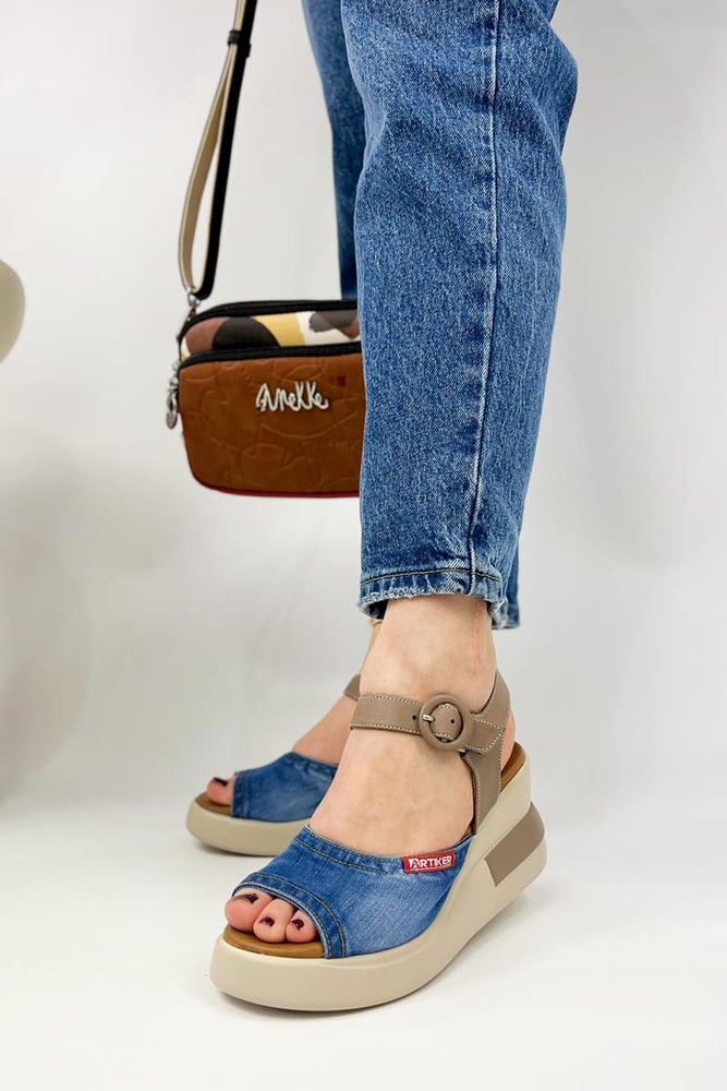 Damskie sandały jeansowe na koturnie Polskie