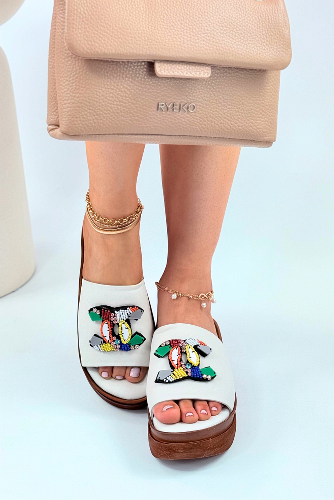 Białe skórzane klapki z ozdobą na grubej platformie