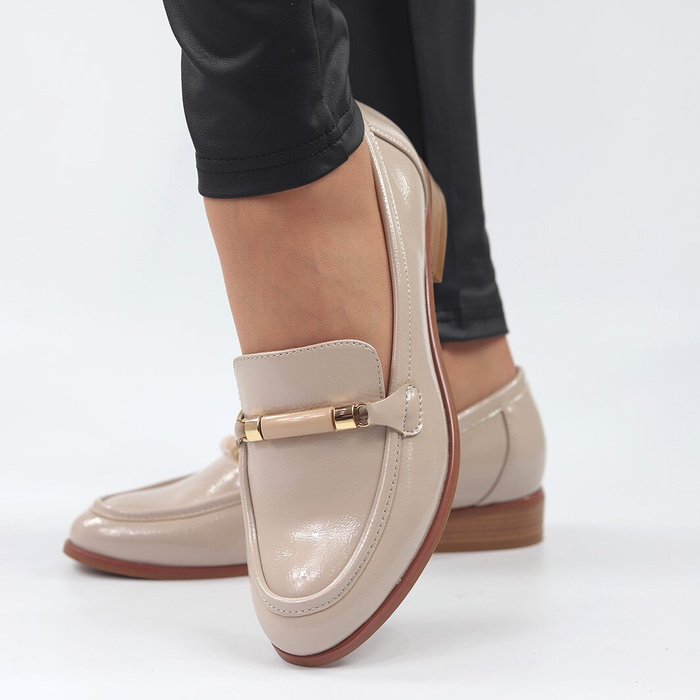 Бежеві лаковані мокасини з декором Potocki