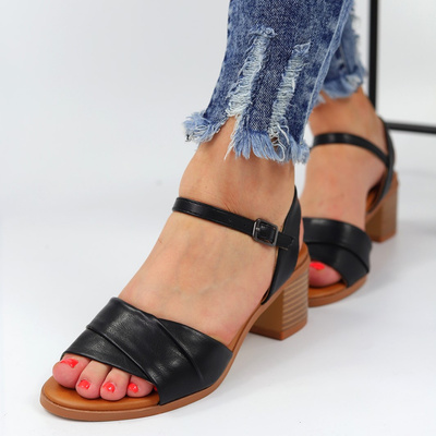 Czarne sandały na obcasie T. Sokolski