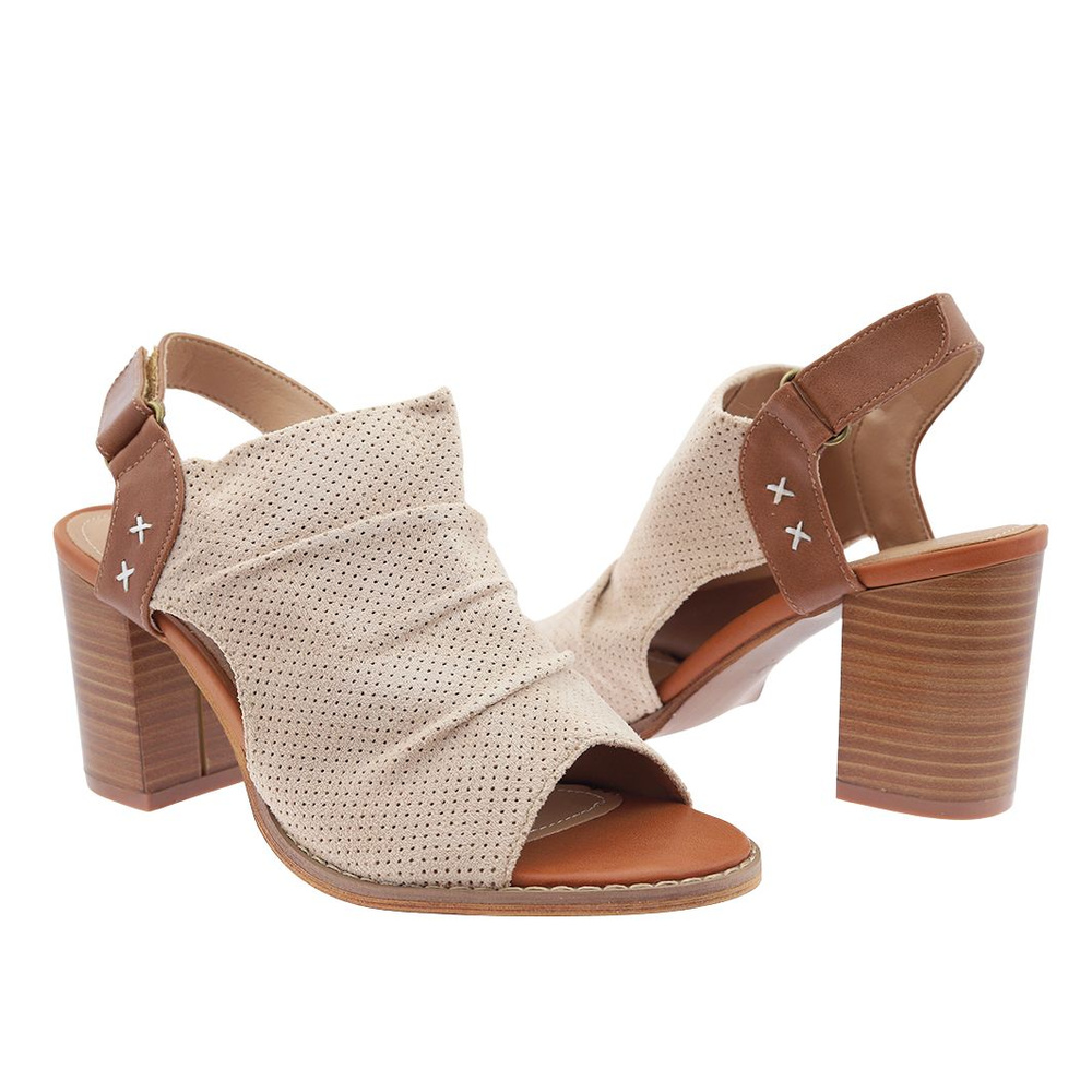 Sandały beżowe z perforowaną cholewką na słupku
