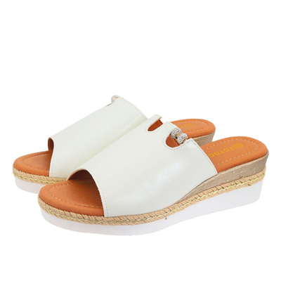 Białe klapki na koturnie Potocki