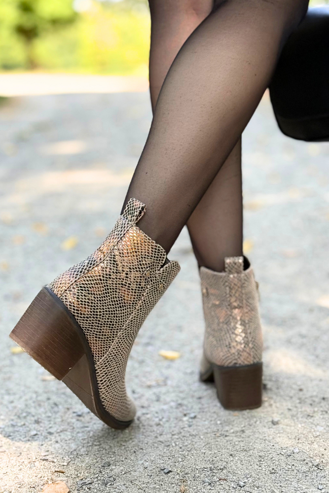 Złote botki z ekoskóry z motywem skóry węża na obcasie