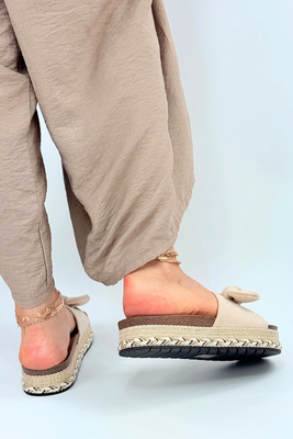 Beżowe klapki zamszowe z kokardą na platformie