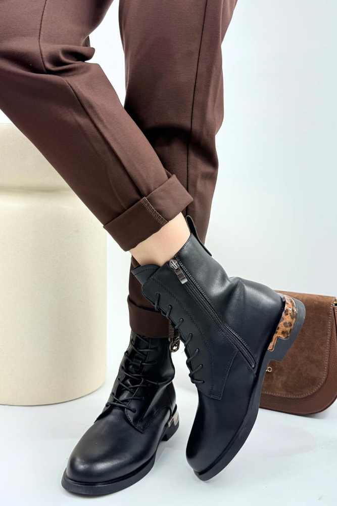 Botki damskie skórzane płaskie z akcentami w panterkę czarne