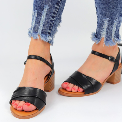 Czarne sandały na obcasie T. Sokolski