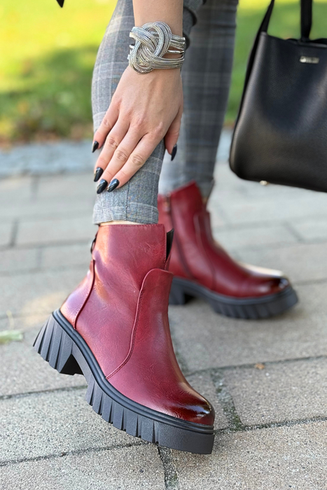 Stylowe czerwone botki na klocku z platformą