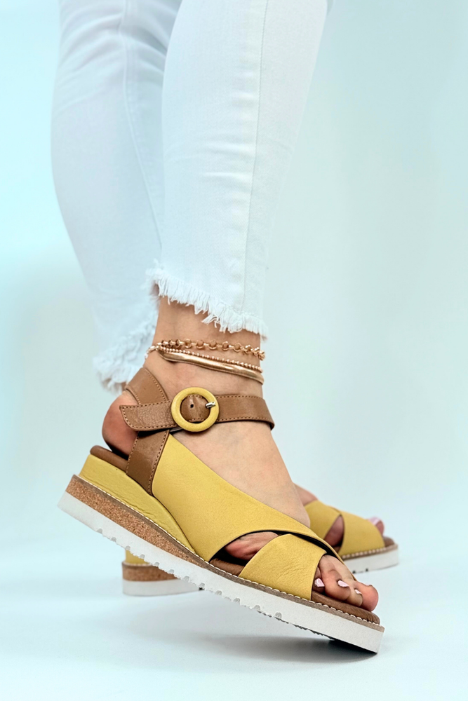 Żółte sandały damskie skórzane na koturnie