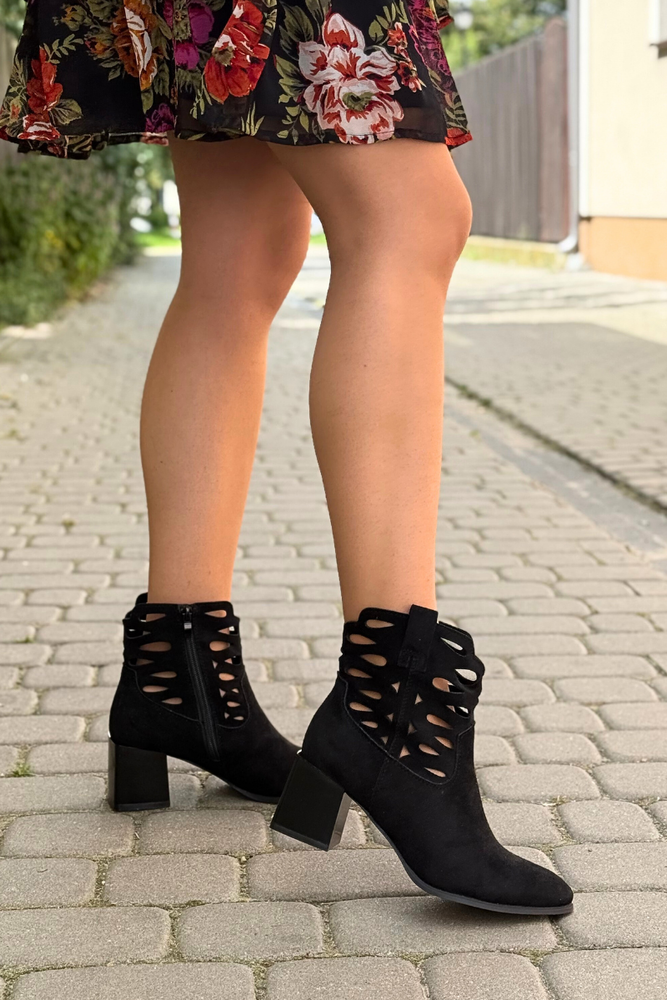 Czarne zamszowe botki ażurowe na klocku