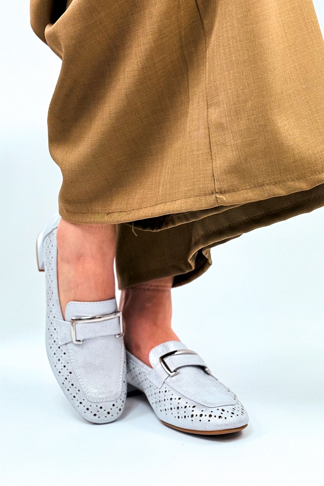 Modne mokasyny srebrne ażurowe z ozdobną klamerką 