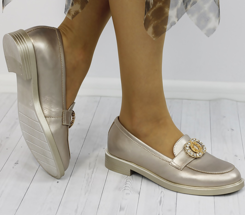 Beżowe skórzane mokasyny z metalową broszką Arka