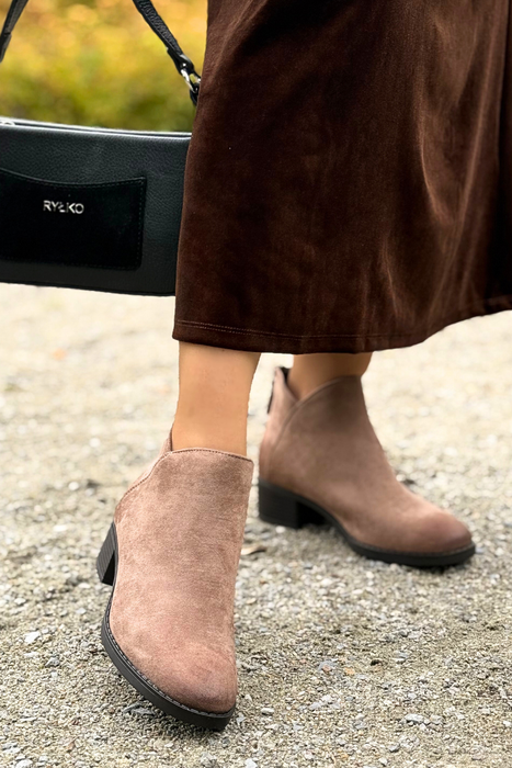 Черевики замшеві коричневого кольору, утеплені