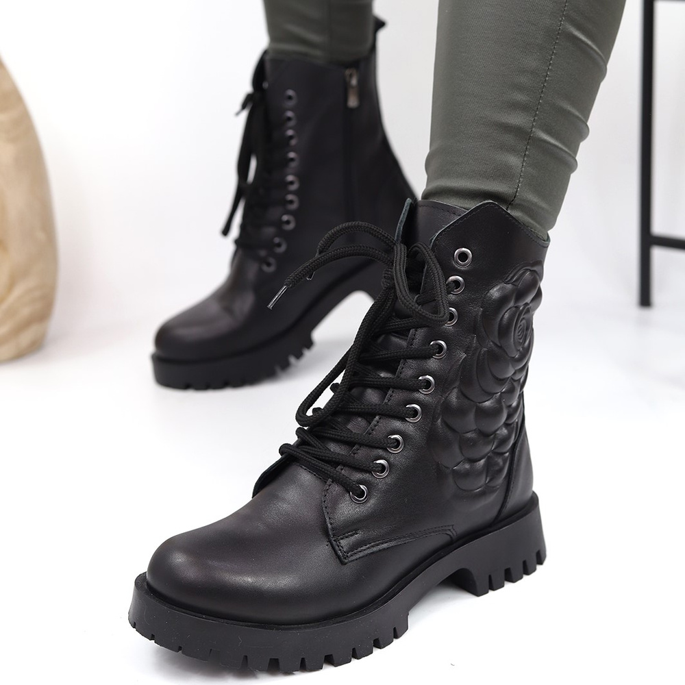 Trapery damskie skórzane z ozdobną różą na cholewce czarne 