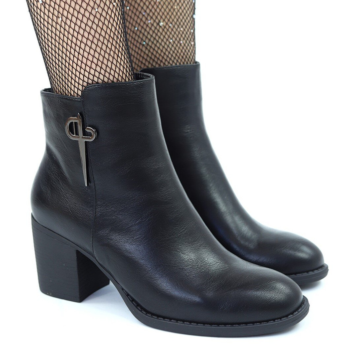 Чорні утеплені чоботи на високих підборах