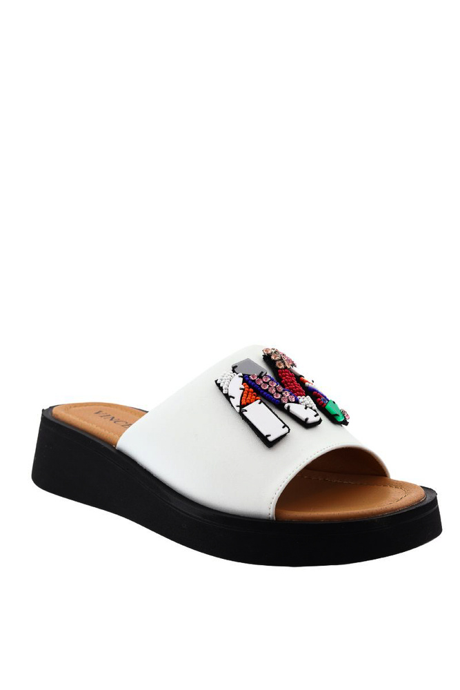 Białe klapki skórzane z ozdobą 