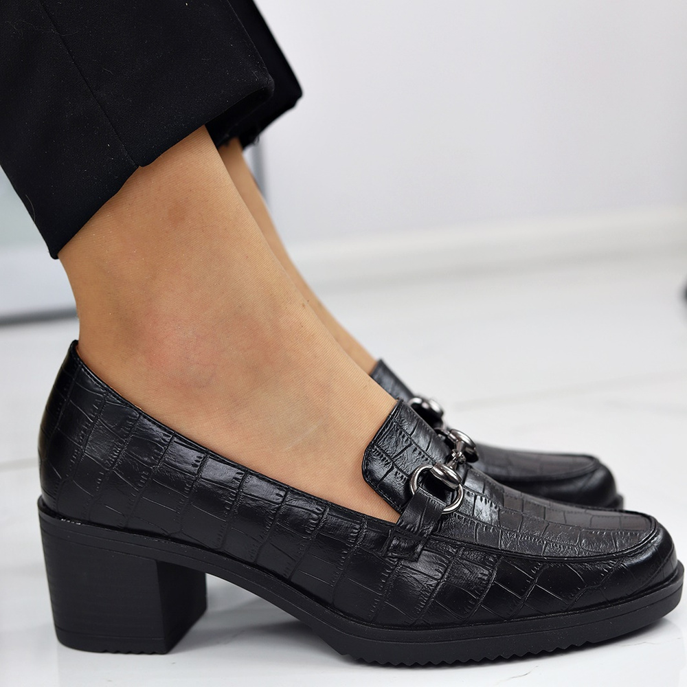 Чорні туфлі на високих підборах з тваринним візерунком від Vinceza