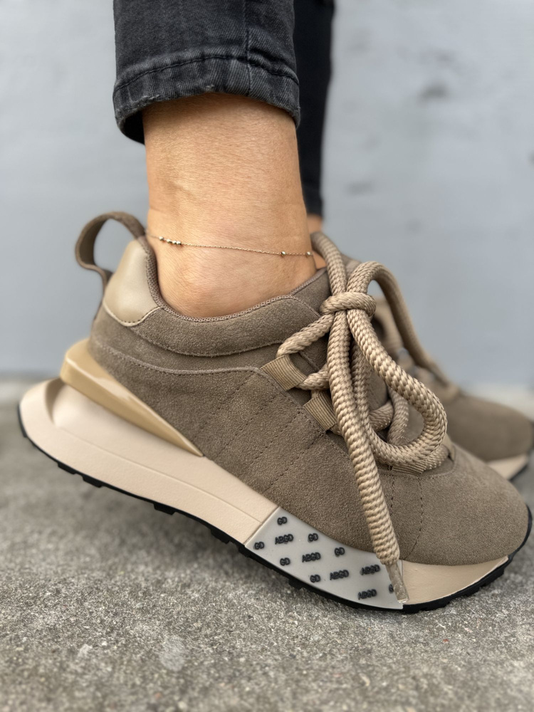 Світло-бежеві шкіряні кросівки на товстій шнурівці