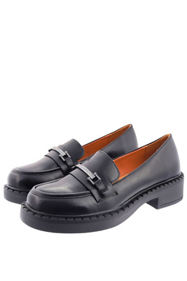 Czarne mokasyny na masywnej podeszwie z metalową ozdobą