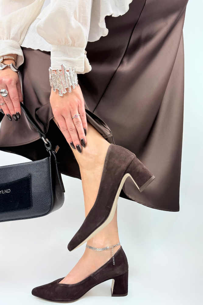 Czółenka skórzane welurowe na słupku brązowe 