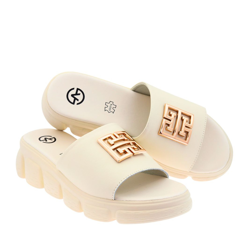 Skórzane klapki beżowe na koturnie z ozdobą Vinceza