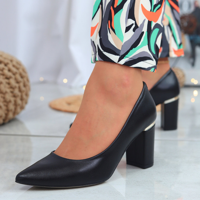 Чорні шкіряні туфлі на каблуці Baldaccini