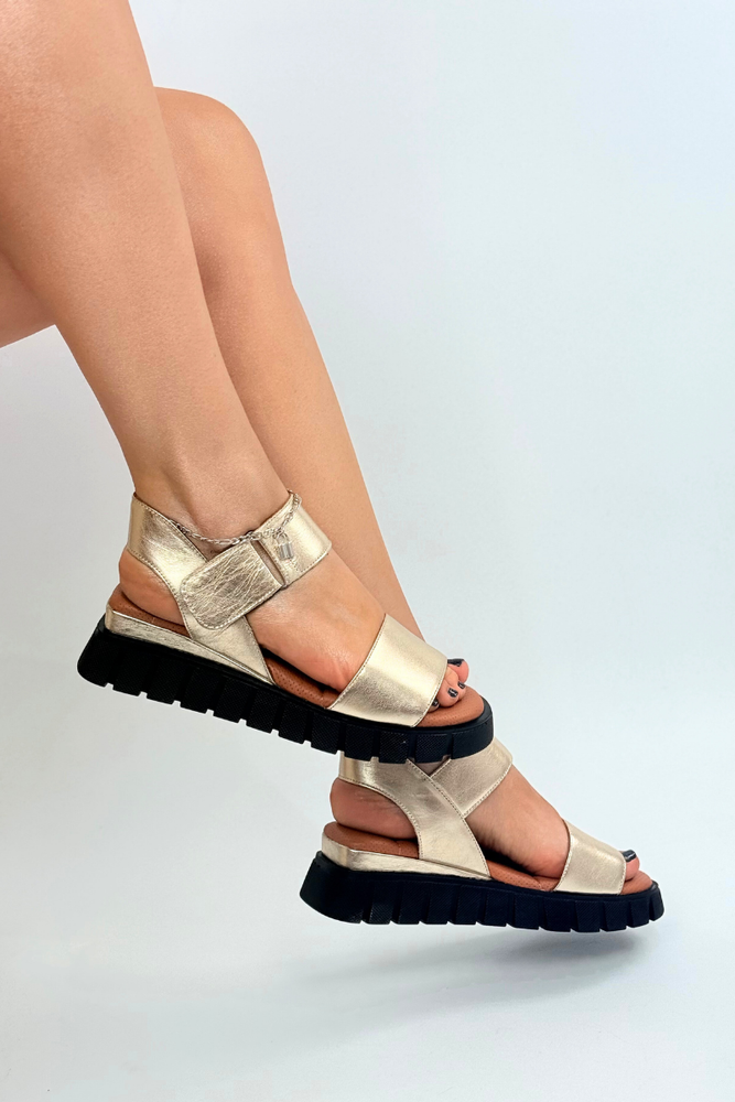 Złote skórzane sandały na rzep z platformą