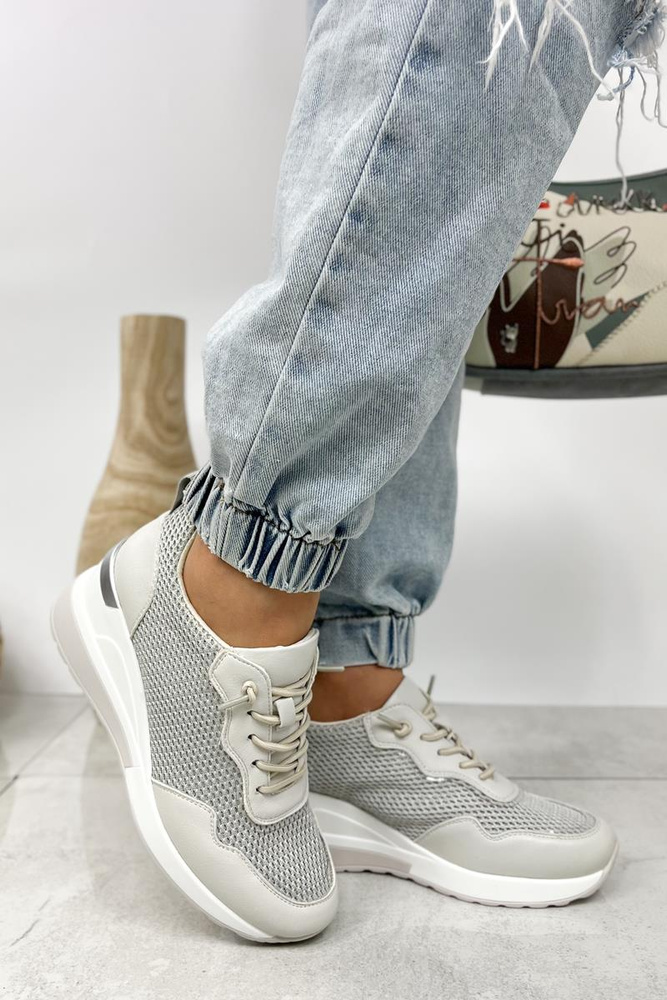 Białe sneakersy sznurowane na koturnie