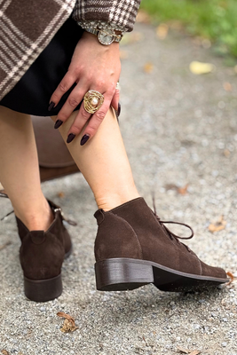 Zamszowe botki czekoladowe na obcasie sznurowane z zamkiem
