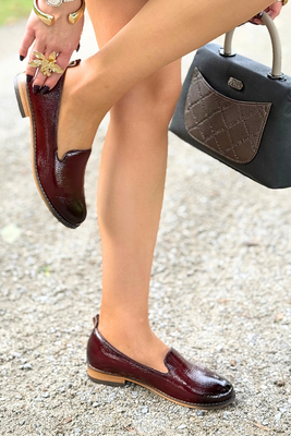 Чорні туфлі з перфорованою танкеткою 