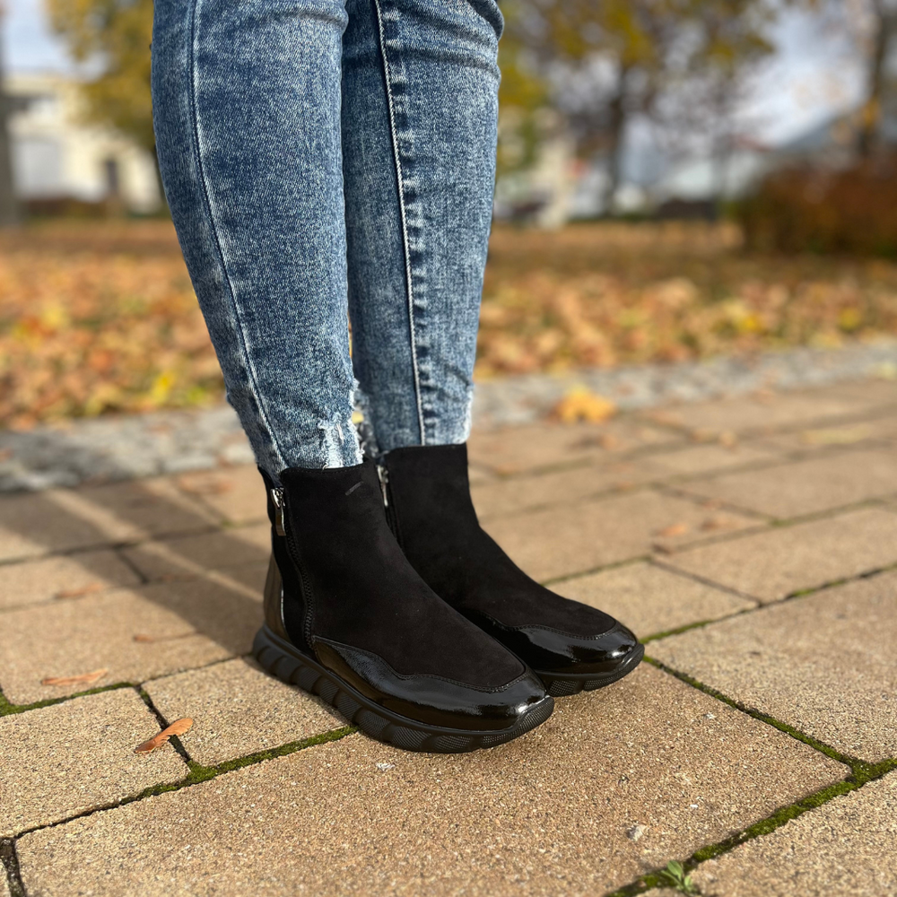 Czarne botki damskie lakierowane z zamszem na zamek